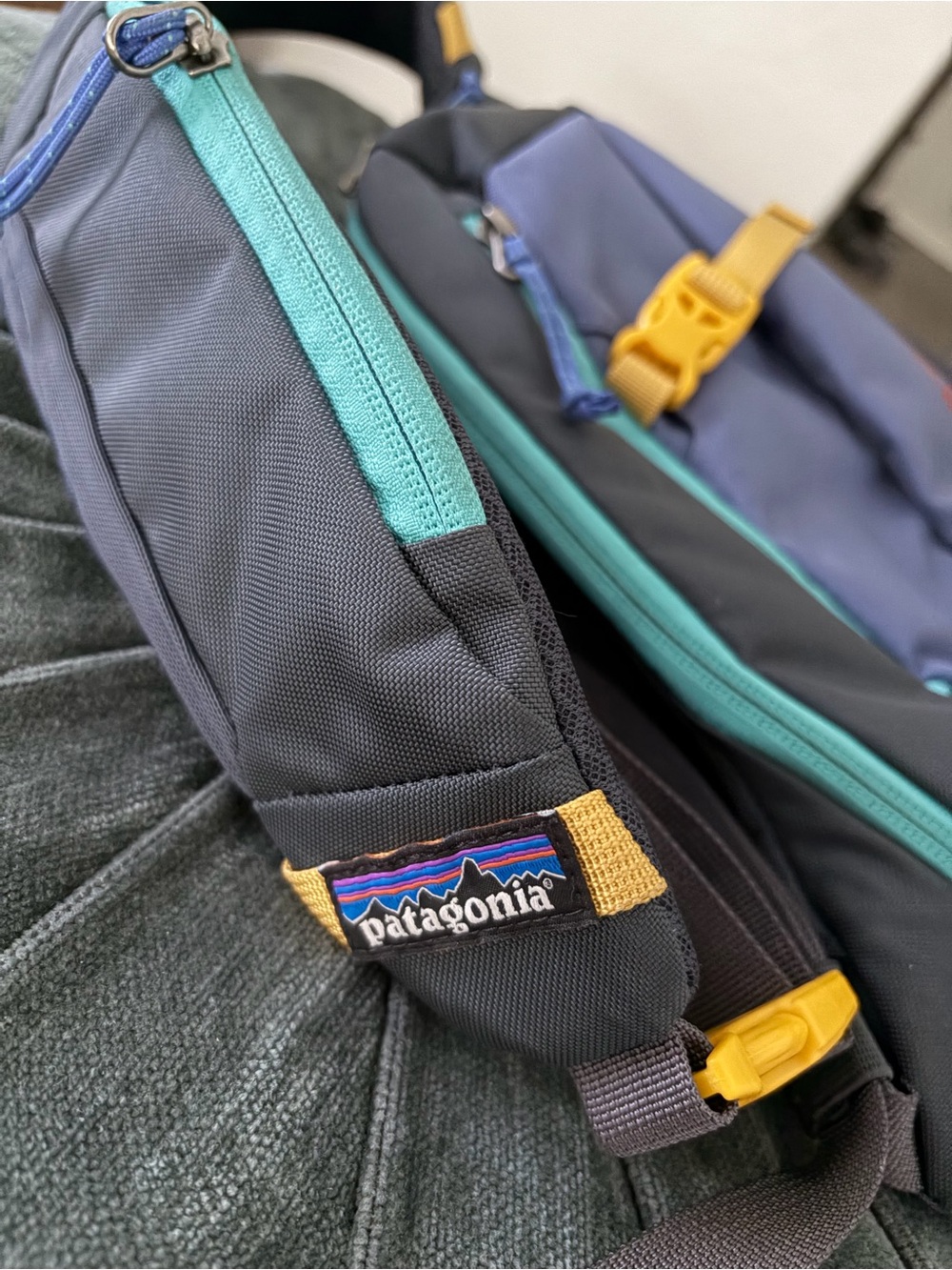 Patagonia Atom Sling Bag 8L Colorblock Green Blue Yellow Like New - Picture 5 of 8